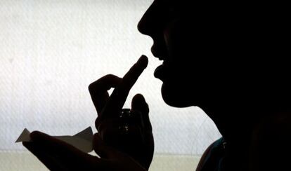 Una mujer consume éxtasis.