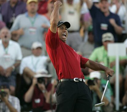 Tiger Woods da rienda suelta a la presión acumulada y celebra su victoria en el play off del Masters de Augusta de 2005 ante Chris di Marco. Con esta victoria, Tiger recuperaba un número uno que perdería poco después para volver a auparse una semana antes del U.S.Open de Pinehurst y no dejarlo hasta esta semana.