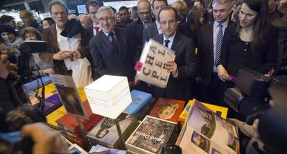 Hollande y la ministra francesa de Cultura inauguran el Salón de 2013.