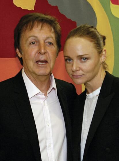 Sir Paul McCartney posa con su hija Stella en el desfile de su última colección en París el 2 de octubre de 2008. Ambos son veganos y activistas pro derechos de los animales.