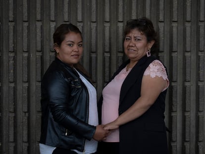 Rocío Martínez y su madre, Lorena Ramírez, reunidas a 27 años de la desaparición de Martínez.