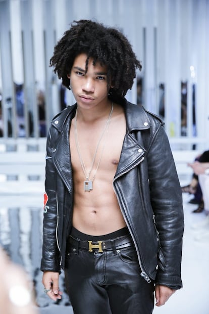 Luka Sabbat, 19 años. La revista ‘Complex’ llamó recientemente a Sabbat “el adolescente más guay de Internet’. Si se mira su Instagram —269.000 seguidores— es fácil entender por qué. Este neoyorquino se define a sí mismo como “estilista, emprendedor y campeón”. Ha posado para Tommy Hilfiger y Hood by Air. Es amigo de otras celebridades como Jaden Smith, Zoe Kravitz y Kanye West. Y cuando tiene una promoción, Tom Ford personalmente le envía un traje para que se lo ponga. Su siguiente proyecto: colaborar con Gianni Monini en una línea de joyas.