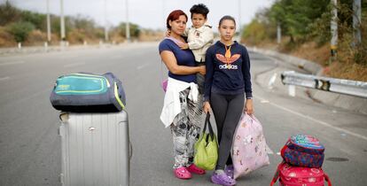 Arlene Gerder, com os filhos depois de passar pelo controle fronteiriço em Tumbes (Peru).