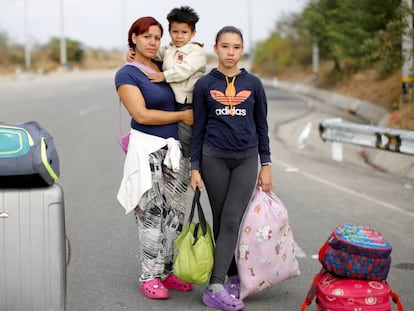 Arlene Gerder, com os filhos depois de passar pelo controle fronteiriço em Tumbes (Peru).