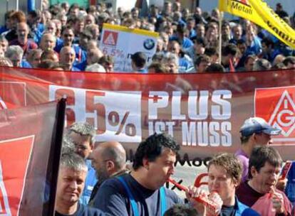 Trabajadores de la planta de BMW en Landshut (Alemania) piden mejoras salariales.