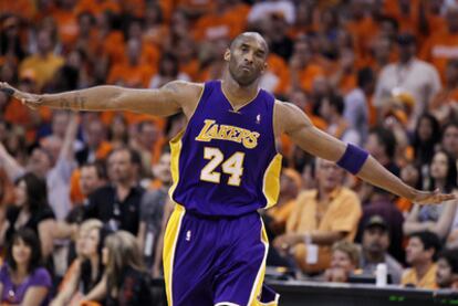 Kobe Bryant celebra una canasta en el último cuarto.