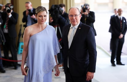 Alberto y Charlene de Mónaco, en 5 de mayo de 2023 a su llegada al palacio de Buckingham, en Londres, por la recepción ofrecida por Carlos de Ingalterra con motivo de su coronación.