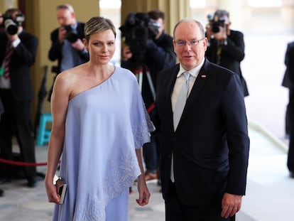 Alberto y Charlene de Mónaco, en 5 de mayo de 2023 a su llegada al palacio de Buckingham, en Londres, por la recepción ofrecida por Carlos de Ingalterra con motivo de su coronación.