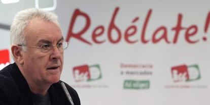 Cayo Lara, en la rueda de prensa en la sede de la formación en Madrid.