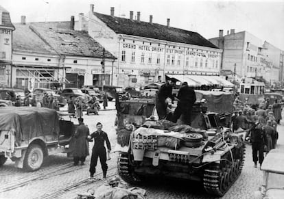 Imagen de propaganda Nazi con un Panzer de la Wehrmacht alemana en Nis (Yugoslavia), abril de 1941.