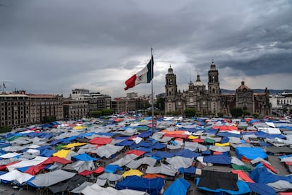 Integrantes de la CNTE mantienen un plantón en el zócalo de Ciudad de México, este miércoles.