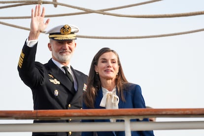 Los Reyes se despiden de la princesa de Asturias, Leonor de Borbón, antes de que embarcase en el Juan Sebastián Elcano. 