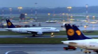 Un avión de la compañía aérea Lufthansa despega en el aeropuerto de Hamburgo. EFE/Archivo