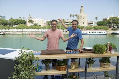 Los hermanos Torres en la grabación del programa en la terraza del restaurante Abades Triana de Sevilla.
