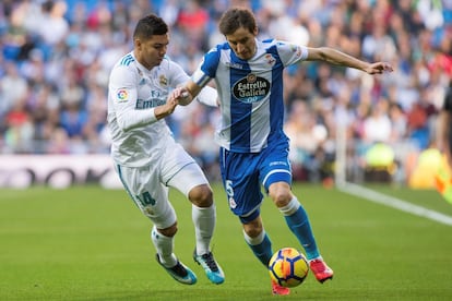 El centrocampista brasileño del Real Madrid, Carlos Henrique Casimiro y el centrocampista del Deportivo Pedro Mosquera.