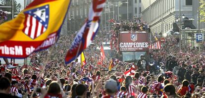 El autobús de Atlético recorre las calles de Madrid, tras ganar la Europa League.