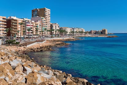 La ciudad de Torrevieja, en Alicante, a principios de otoño, cuando se vacía de turistas.