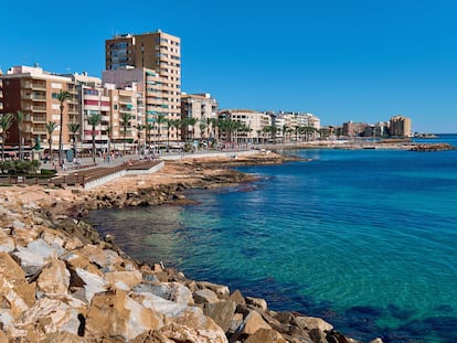 Paseo de Torrevieja (Alicante). La Comunidad Valenciana es uno de los enclaves favoritos de los extranjeros para adquirir sus viviendas.