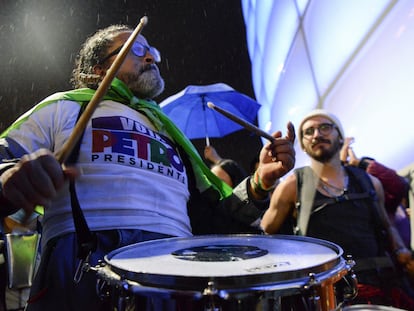Un seguidor de Gustavo Petro toca el tambor mientras celebra la victoria del candidato de izquierda durante la segunda vuelta de las elecciones presidenciales, en Bogotá, el 19 de junio de 2022.