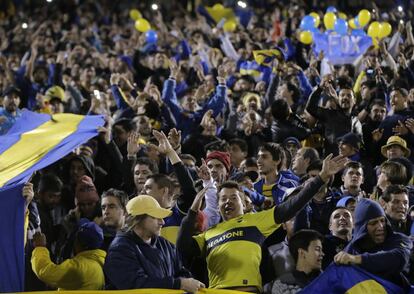 Hinchas de Boca Juniors en el estadio de Cerro Porteño ayer, jueves.