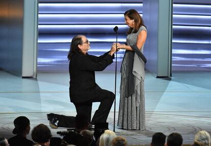 Glenn Weiss (izquierda) recibió el premio a la Mejor dirección de especial de variedades por su labor como director de Los Premios Oscar. Tras los agradecimientos, llamo a su pareja, Jan Svendsen, al escenario para pedirle matrimonio.