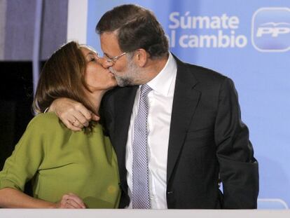 Mariano Rajoy y su mujer, Elvira Fernández, en el balcón del PP en la calle Génova.