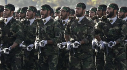 Milicianos <i>basiyí</i> afiliados a la Guardia Revolucionaria, durante un desfile en 2008.