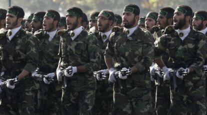 Milicianos <i>basiyí</i> afiliados a la Guardia Revolucionaria, durante un desfile en 2008.