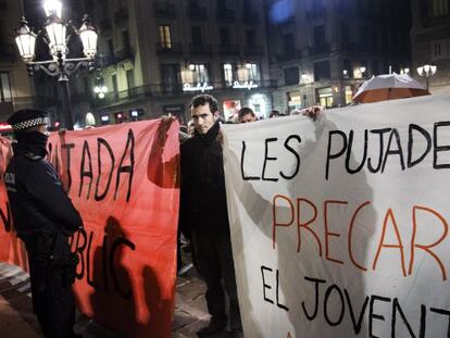 Protesta en la plaza de Sant Jaume contra la subida del precio del transporte público.