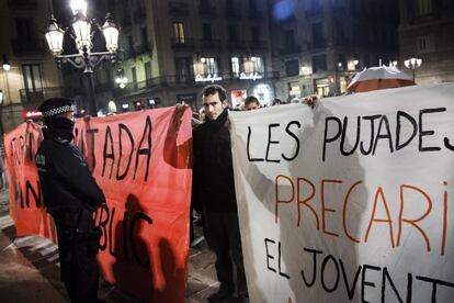 Protesta en la plaza de Sant Jaume contra la subida del precio del transporte público.