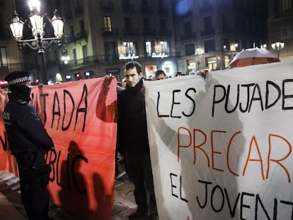 Protesta en la plaza de Sant Jaume contra la subida del precio del transporte público.