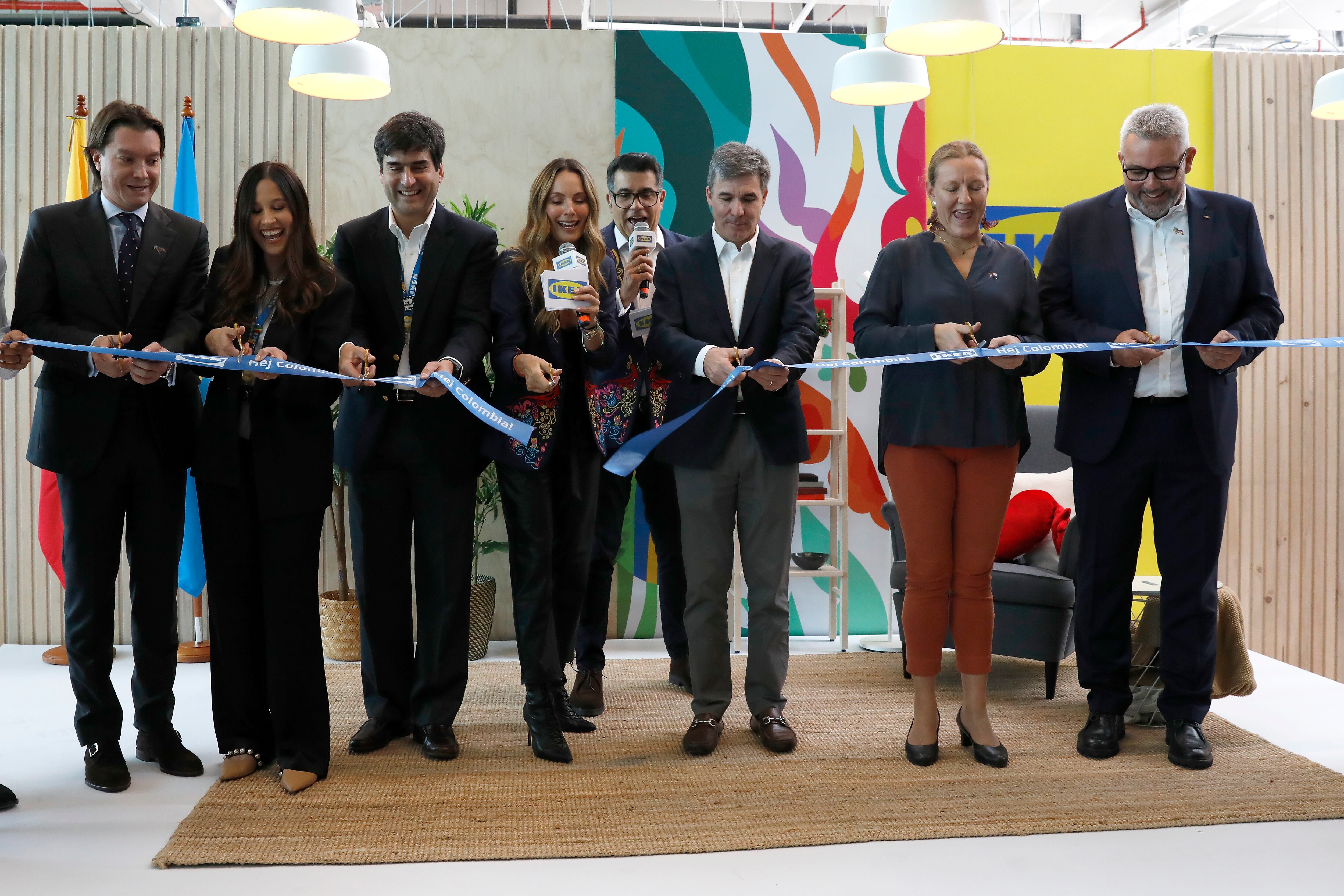 La gerente de Ikea Colombia, Hasbleidy Castañeda (2i), el CEO de Falabella, Gastón Bottazzini (c) y la embajadora de Suecia en Colombia, Helena Storm (2d), cortan la cinta durante la inauguración.