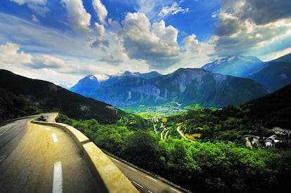 Vistas al valle de Oisans desde, probablemente, la carretera de montaña más famosa del mundo, y uno de los 50 puertos de leyenda recopilados en 'Ascensiones míticas', de Lunwerg. Antes del Tour de Francia y de la estación de esquí inaugurada en 1935 en sus laderas, Alpe d'Huez era hogar de gamuzas, marmotas y algunos agricultores.