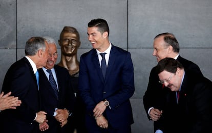 “Nunca lo pedí, pero no soy hipócrita. Soy feliz”, dijo Cristiano Ronaldo en marzo de 2017. Ese día se bautizaba el aeropuerto de Madeira con su nombre, aunque las noticias se las llevó el busto de su rostro que se se descubrió y que poco tenía que ver con él.