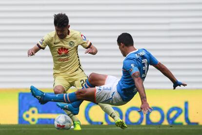 Peralta y Rodríguez disputan el balón en el Derbi de la Ciudad de México.