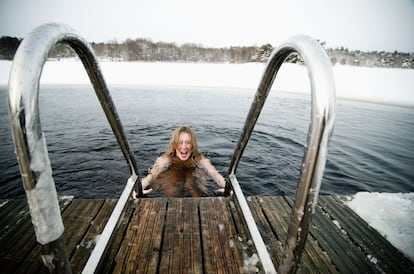 Después de una sauna o simplemente para mostar de qué está hecho uno, un baño en pleno invierno no es algo tan raro, por ejemplo, en Suecia. En la foto, en un lago de Hellasgarden, al sureste de Estocolmo. Mucho más al norte de la capital sueca, en Skelleftea, existe incluso un campeonato de natación en el que a principios de febrero (este año el día 7) más de cien personas se apuntan para nadar 25 metros en aguas gélidas, mientras la temperatura del aire puede llegar a los -30ºC. ¿Alguien se anima?