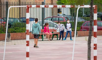 Josu y Adrián Lezaun y Ainhoa y Andoni Villanueva, alumnos del colegio Azpilagaña de Pamplona, juegan en el patio a unos días de volver a las clases.