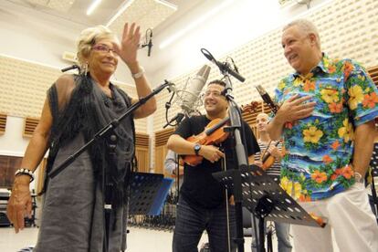 Los miembros del Quinteto Cimarr&oacute;n con Rosal&iacute;a Mera y Paquito D&#039; Rivera (con camisa de flores). 