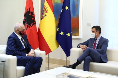 El primer ministro de Albania, Edi Rama, a la izquierda, y el presidente del Gobierno, Pedro Sánchez, este lunes en La Moncloa.