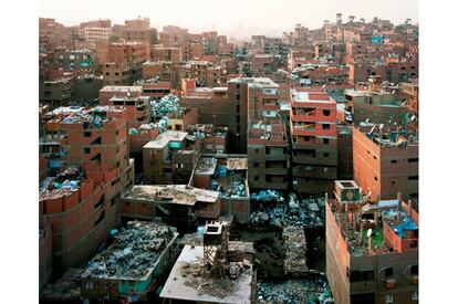 <b>Bas Princen.</b> Basuras en el Barrio de Mokattam, El Cairo, 2009. Mokattam, un suburbio del sureste de El Cairo con una población de 70.000 personas, en su mayoría cristianos coptos, es el gran vertedero de basura de la ciudad. Sobre las azoteas de los edificios, de seis o siete pisos, se acumula un océano de residuos llegados de todos los puntos de la ciudad para ser separados y reciclados por mujeres y niños.
