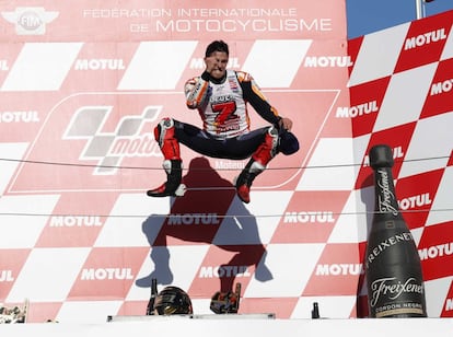 El salto de Márquez tras ganar en Japón. Es el campeón más joven en alcanzar los siete mundiales.