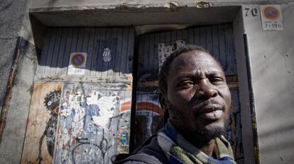Katim, el subsahariano que trabaja en un almacén de recogida de chatarra.