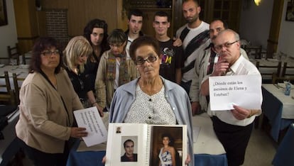 Familiares de las víctimas del crimen de O Ceao, con las fotos de los asesinados, en una foto publicada por EL PAÍS en 2011.