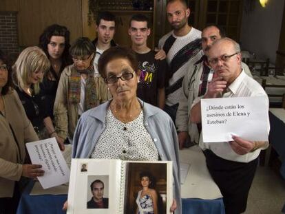 Familiares de las víctimas del crimen de O Ceao con las fotos de los asesinados, en 2011.