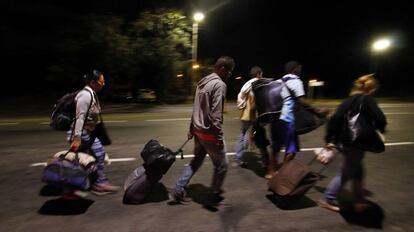 Migrantes venezuelanos percorrem a estrada que liga a cidade de Cúcuta à colombiana Bucaramanga.