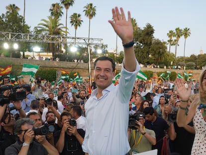 El presidente del PP-A y candidato a la reelección Presidencial de la Junta, Juanma Moreno, clausura el acto de cierre de campaña del PP en Sevilla, este viernes.