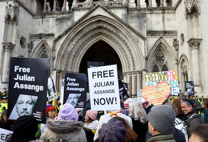 Partidarios de Julian Assange, este martes frente a la Corte de Apelaciones de Londres.