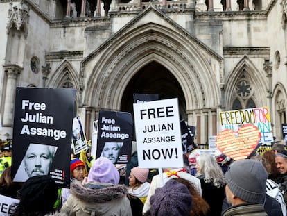 Partidarios de Julian Assange, este martes frente a la Corte de Apelaciones de Londres.