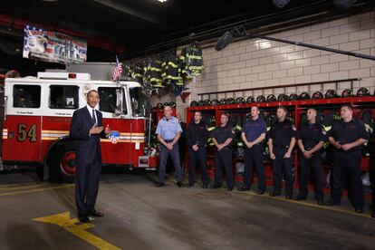 El presidente Obama se dirige a los bomberos del parque de bomberos de Times Square, poco antes de dirigirse a la zona cero de Nueva York.