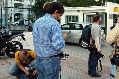 Varios informadores permanecían ayer ante el cuartel de Jerez, donde declaraban los detenidos.